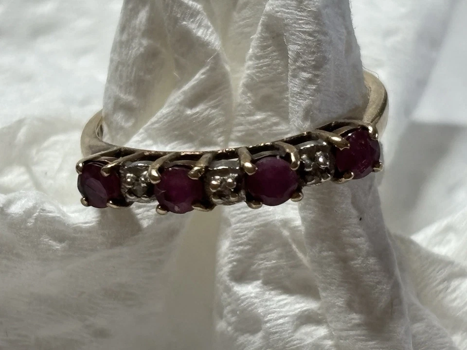 Vintage 10k Yellow Gold Diamond & Ruby Band Ring in a Size 6 - Image 3 of 4