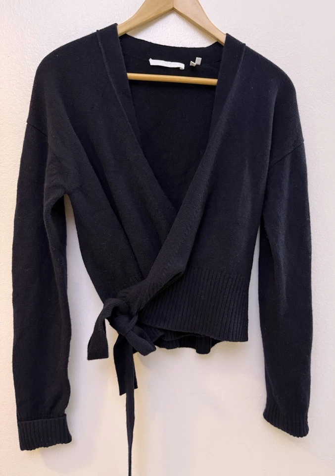 Cárdigan envolvente de cachemir con correa Helmut Lang talla M azul marino $395 como nuevo Foto 3 de 4