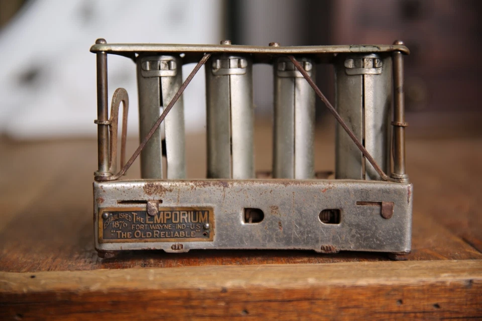 Dispensador de cambio de moneda de metal vintage 4 barriles The Emporium Fort Wayne Indiana Foto 2 de 4