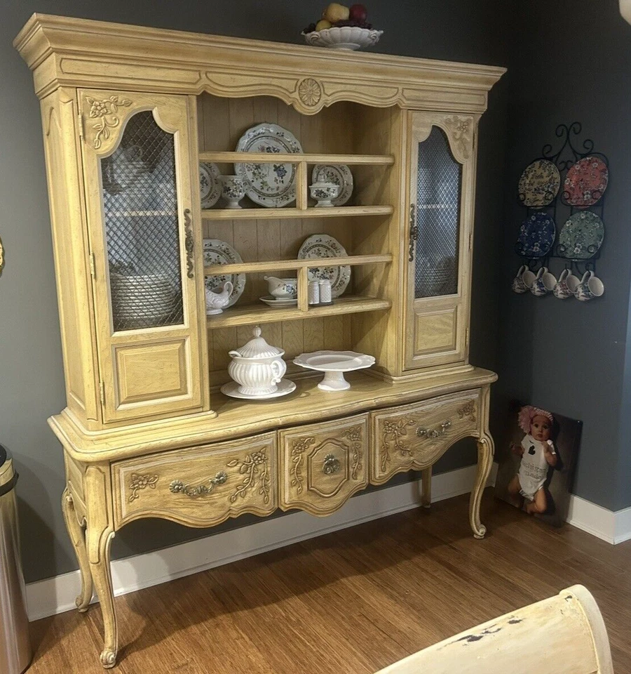 ВИНТАЖНЫЙ ФРАНЦУЗСКИЙ РЕЗНОЙ ДУБОВЫЙ БУФЕТ И КЛАТЧ THOMASVILLE COUNTRY / ФАРФОРОВЫЙ ШКАФ - Изображение 2 из 4