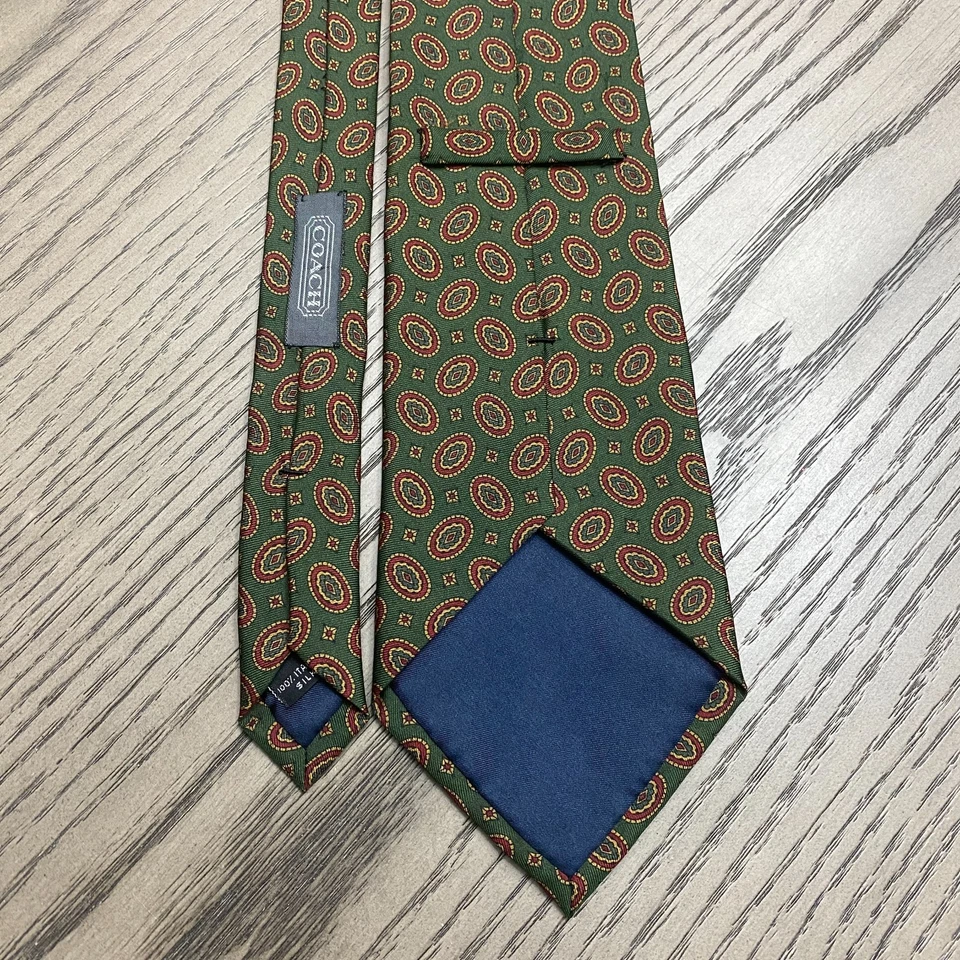 Corbata de Diseñador Coach Medallón Geométrico Verde Seda Italiana Hecha en EE. UU. De Colección Foto 4 de 4
