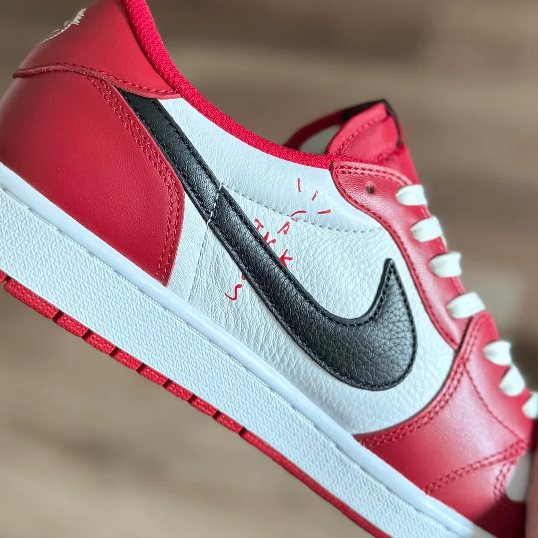 US 10 - Jordan 1 Retro OG SP x Travis Scott Low "Chicago" image 4