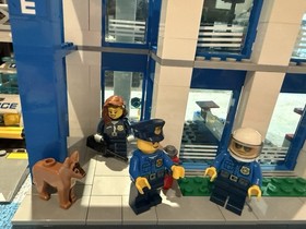 Lego CITY Police station W/ Mini-figures & 6 Instruction Books Complete 