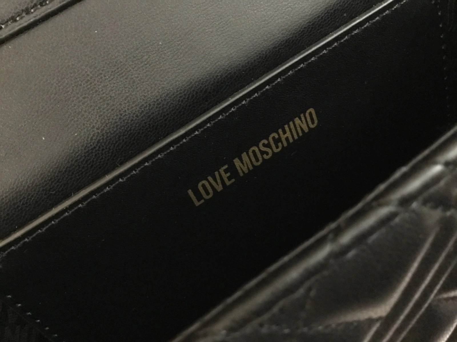 Love Moschino Borsa pochette trapuntata a tracolla con tracolla a catena nero oro