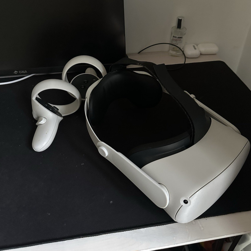 Meta Quest 2 Standalone VR Headset 120 Hz with Touch Controllers, White