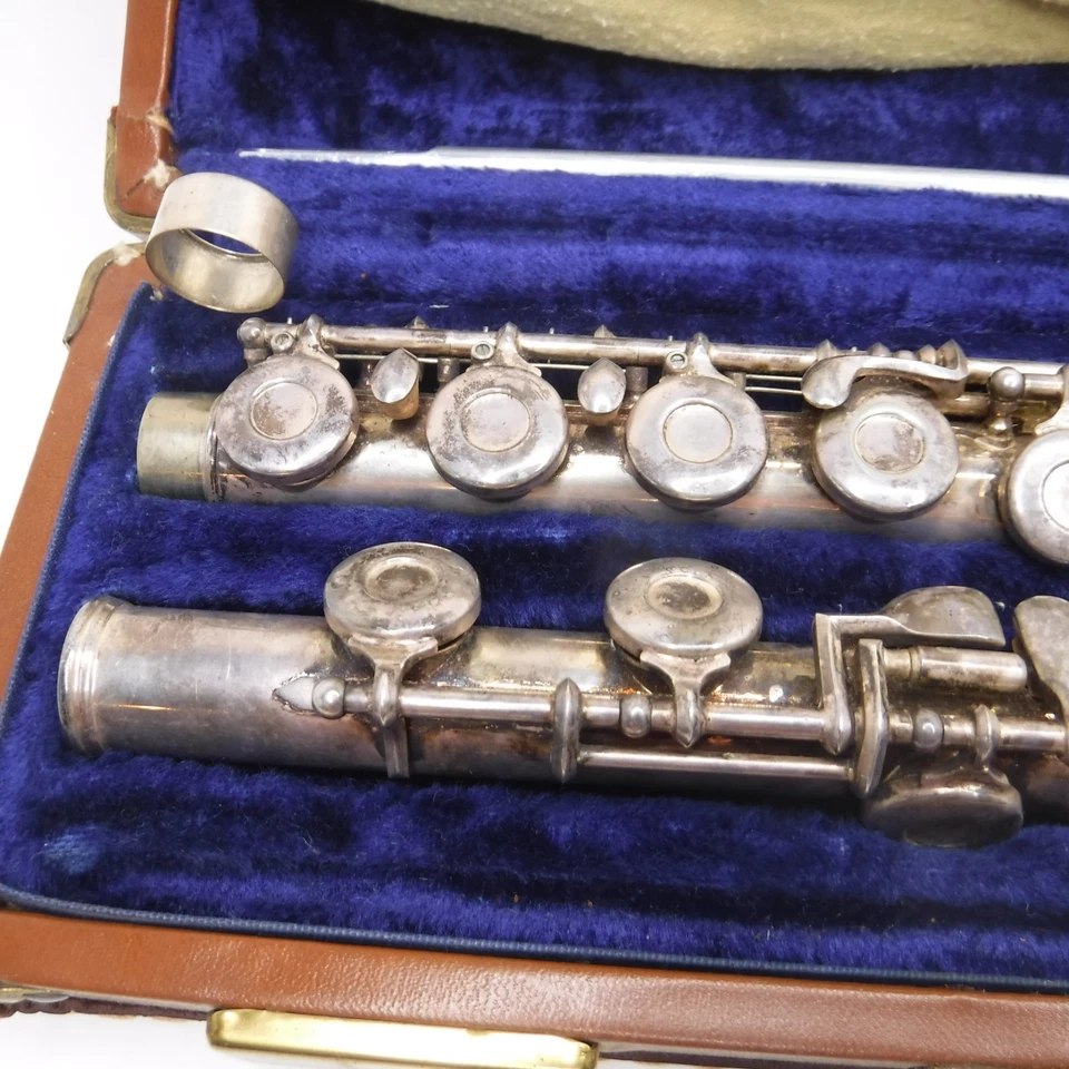 Gemeinhardt M2 Flute Elkhardt, IND. Pre-owned. Lovely brown leather case. - Image 3 of 4
