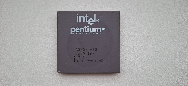Intel Pentium 60 A80501-60 SX753 very rare FDIV bug early vintage CPU GOLD