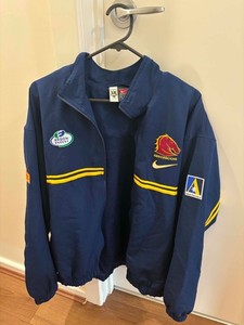 ブリスベン・ブロンコス NRLジャケット Lサイズ NRL Brisbane Broncos Jacket | Broncos 2024 NRL Spray Jacket