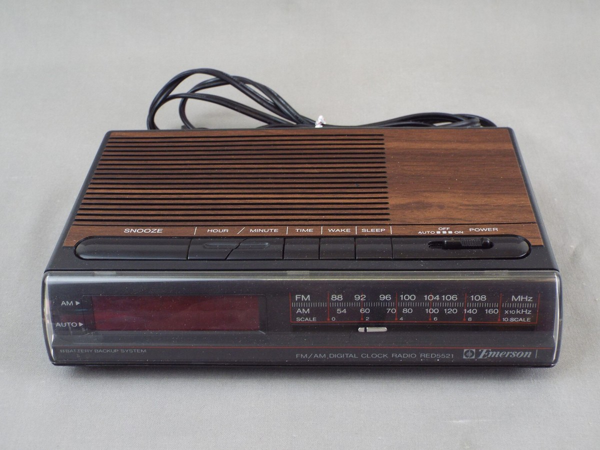Vintage Emerson AM/FM Clock Radio model RED5521 sleep digital 