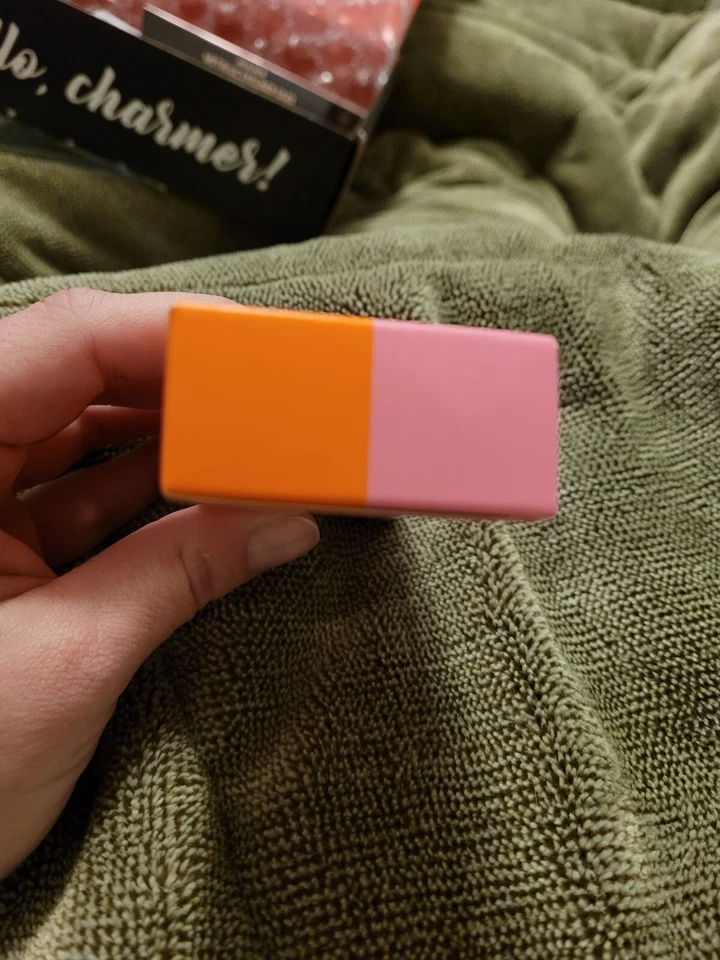 Bálsamo labial hidratante Luna Magic Beauty exuberante y de felpa Foto 4 de 4