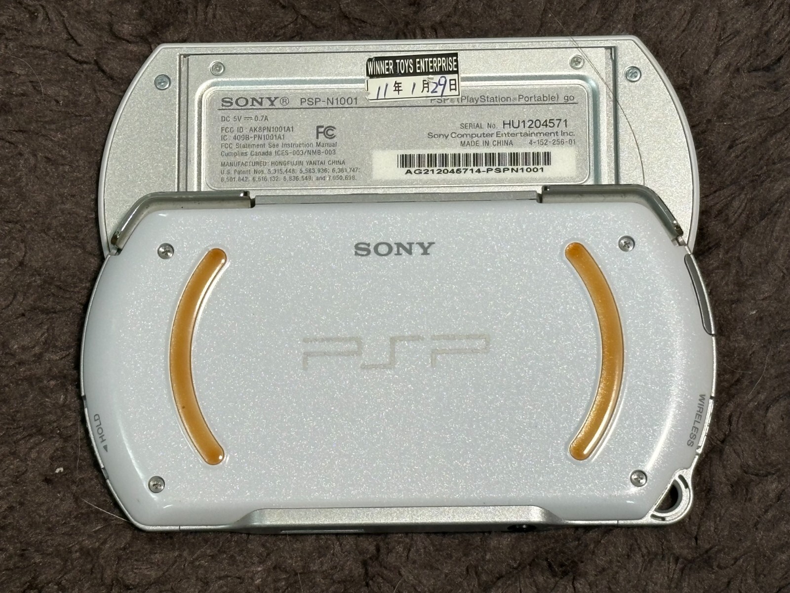 PSP Go PSPN1001 White Console Sony W/ Charger , 8GB Memory Card