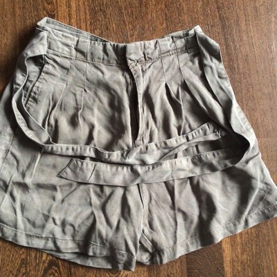 Graue Short Mit Knopf Und Reißverschluss Und Stoffgürtel Von Vero Moda Gr. M