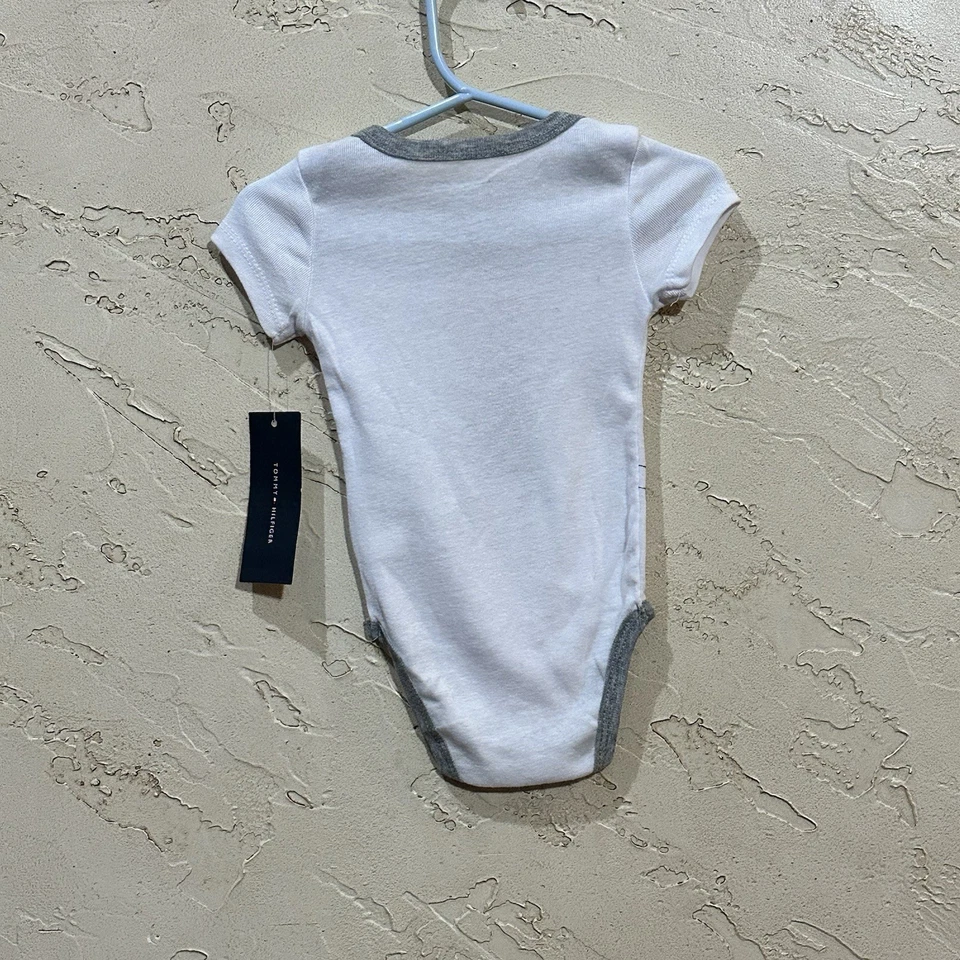 Body Tommy Hilfiger Blanco y Gris Bebé Manga Corta Talla 3-6M Nuevo con Etiquetas Foto 2 de 4