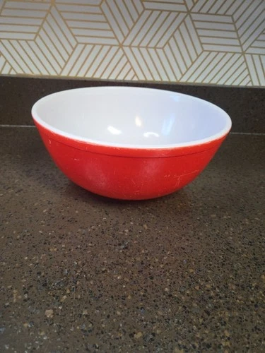PYREX Primary Colors RED 4 Quart Mixing BOWL #404- Some Scratching- See Photos