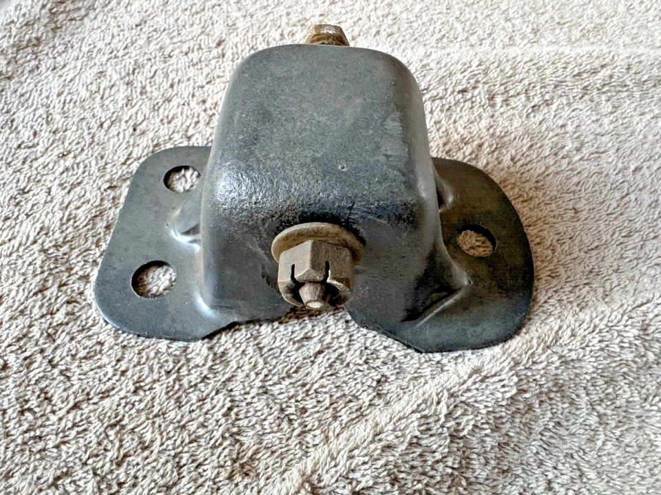 Chevrolet Camaro Motor Mount To Frame Bracket 1967 To 1969 Foto 2 de 4