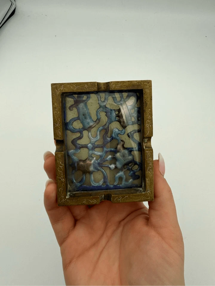 Cenicero chino con incrustaciones de bronce y jade de finales del siglo XIX Foto 4 de 4