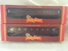 HORNBY R483 PAIR OF BR COMPOSITE MAROON COACHES - BOXED