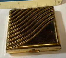 VINTAGE ESTEE LAUDER COMPACT GOLD TONE WAVE DESIGN W217