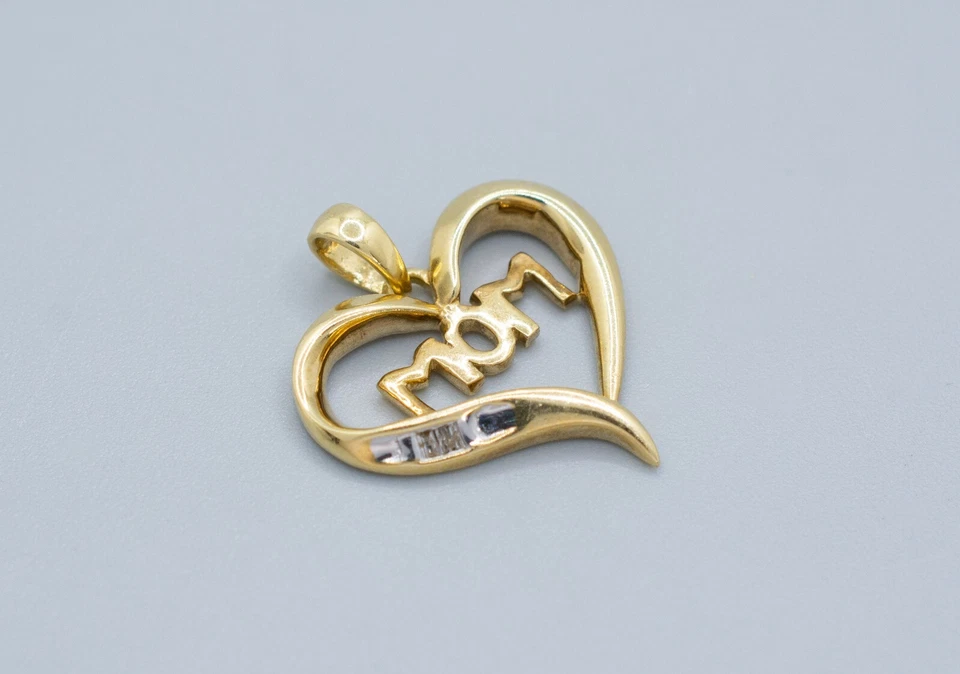 (MA5) Colgante Corazón Diamante "Mamá" Oro Amarillo 10k .002 ctw 1.7 Gramos 3/4"x3/4" Foto 4 de 4
