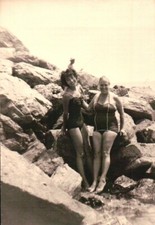 FOTO ANNI '50 --- COPPIA DI AMICHE VICINO AGLI SCOGLI AL MARE  ---
