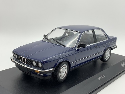 BMW 323i blau Minichamps im Maßstab 1:18 OVP NEU