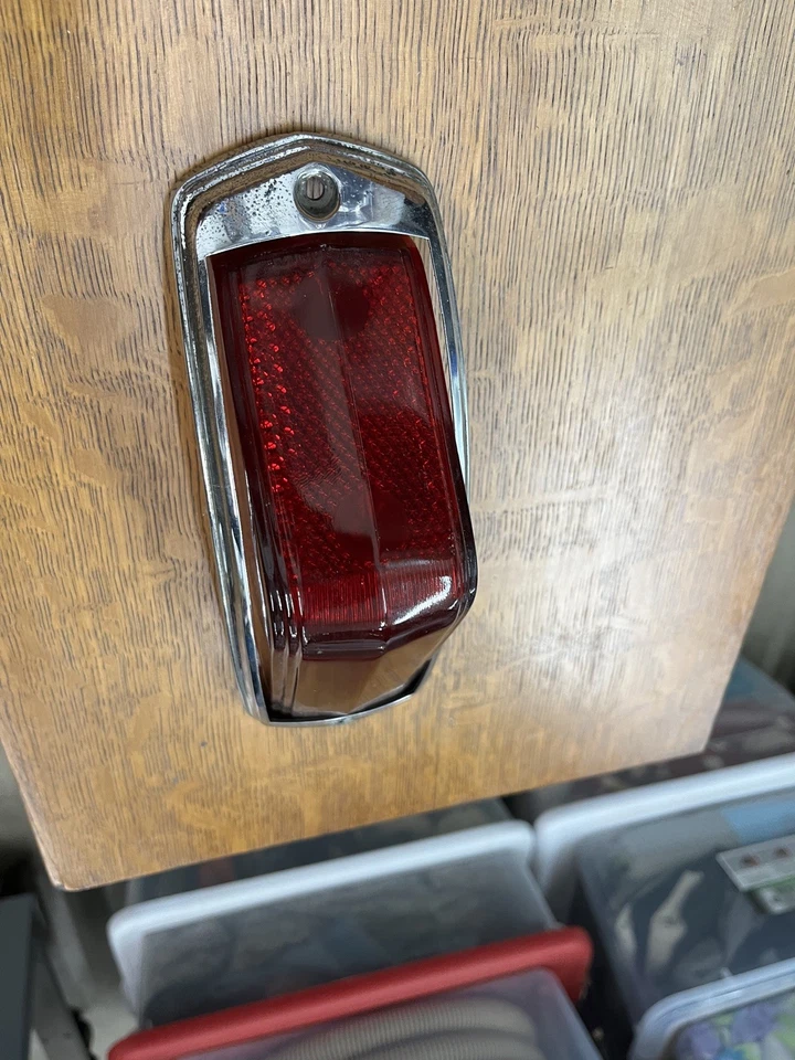 DOS biseles de luces traseras Cadillac 1940, serie 75, lentes y carcasas Foto 3 de 4