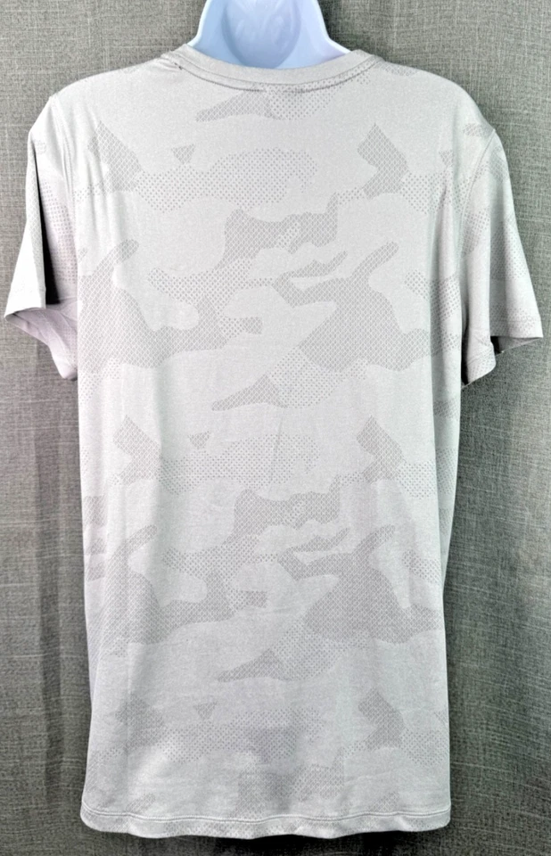 Camiseta activa para mujer Tapout manga corta cuello en V talla L gris estampado camuflado Foto 4 de 4