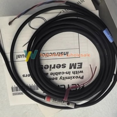 1PCS NEW KEYENCE Proximity Sensor EM-054P
