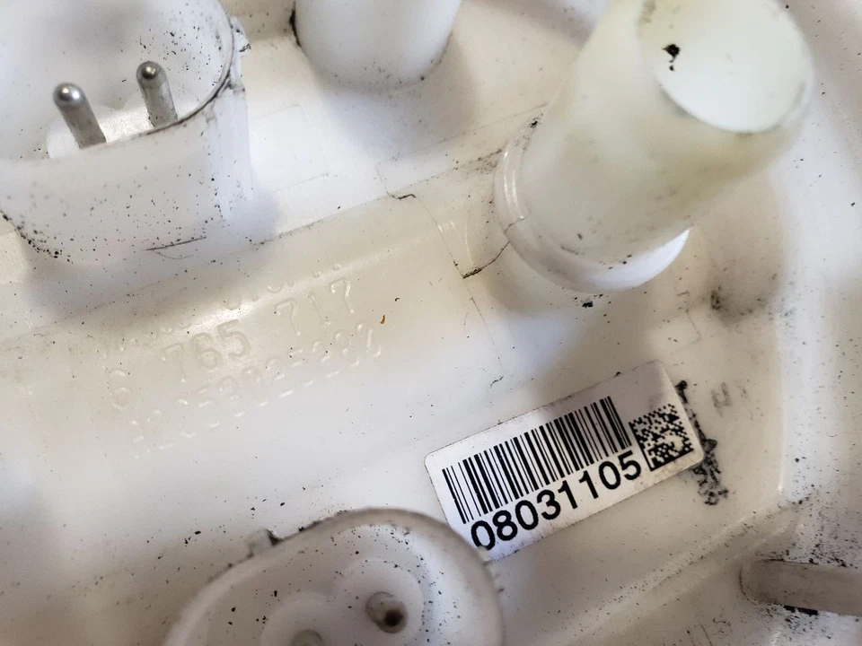 Conjunto de bomba de combustible - BMW 323i E90 LCI 2011 - 07-13 OEM 6765717   Foto 4 de 4