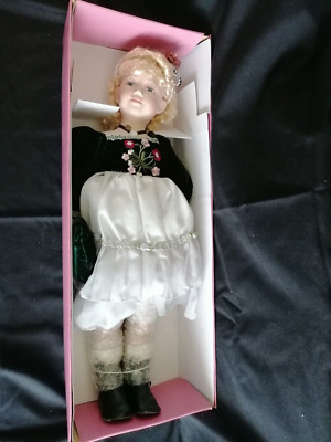 Porzellanpuppe mit Standfuß,'' Ade'lie Creation'' mit Zertifikat, in OVP