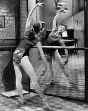 AUDREY HEPBURN LEGENDARY ACTRESS - 8X10 EARLY PUBLICITY PHOTO (EP-502)