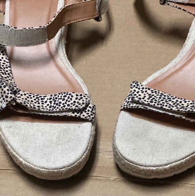 Universal Threads 2" high platform sandals, size1… - image 2