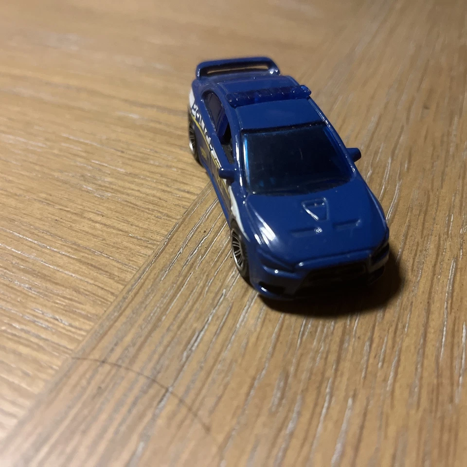 Coche de policía fundido a presión Matchbox '10 Mitsubishi Lancer Evolution X 2012 azul 2 3/4" Foto 2 de 4