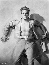 8b20-7000 Buster Crabbe has his back against the wall 8b20-7000 8b20-7000