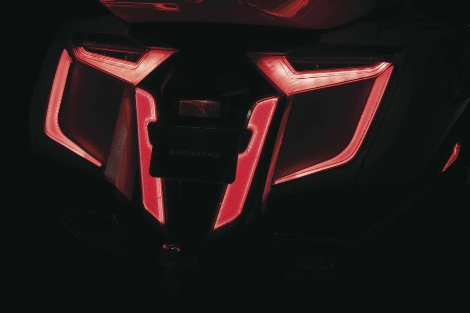 Capa traseira de LED Kuryakyn Omni preta 3259 - Imagem 3 de 4