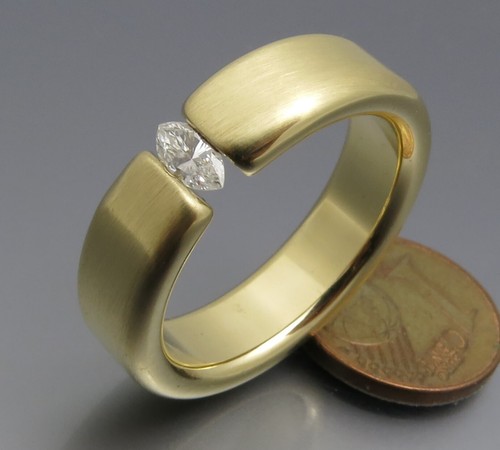 DISEÑO NEUMÁTICO - ANILLO TENSOR DIAMANTE MARQUESA - ORFEBRERÍA PROPIA - ORO AMARILLO 585 - Imagen 2 de 10