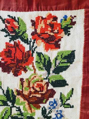 Vtg Antique NEEDLEPOINT RED ROSES & VELVET Table Runner 18x46½" Wall Hanging - Picture 2 of 17