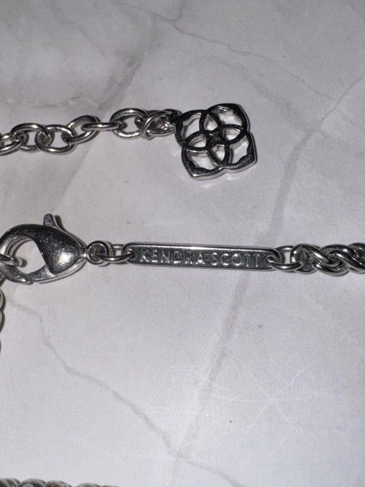 Collar Colgante Kendra Scott Calcedonia Largo Tono Plata Foto 4 de 4