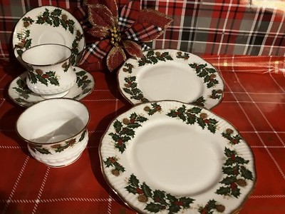 Queen's Rosina Yuletide Holly Bone China England Christmas Set