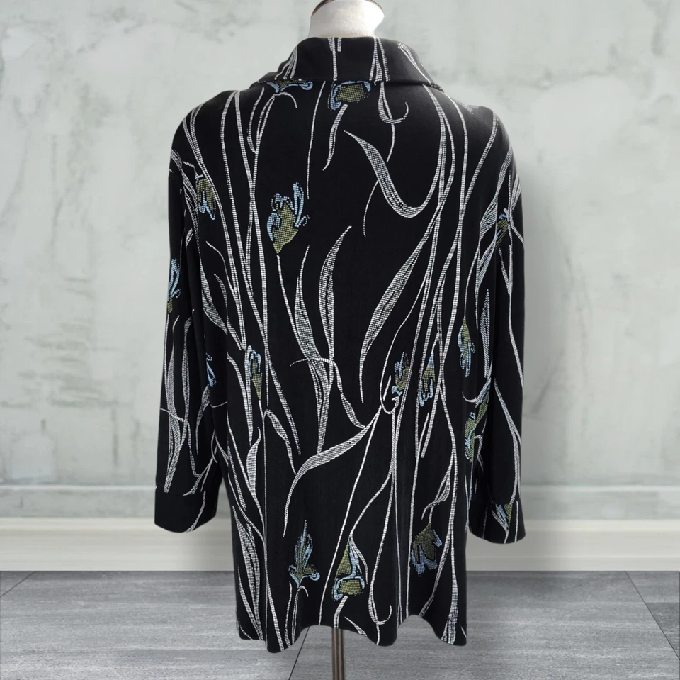 Chaqueta Vikki Vi Frente Abierto Talla 2X Negra Digital Floral Manga 3/4 Tejido Ajustado Foto 3 de 4