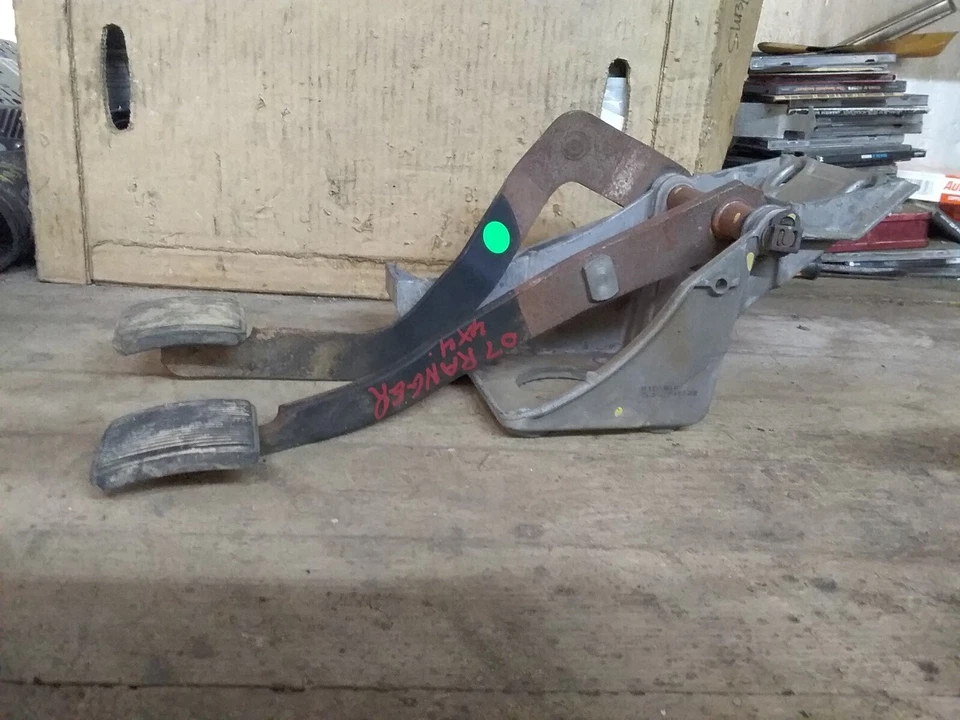 1995-2007 FORD RANGER CLUTCH PEDAL ASSEMBLY OEM 1995-2007 - image 3 of 4
