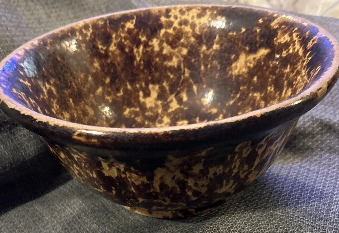 Vintage Brown Spongeware Mixing Bowl – Rockingham Glaze Stoneware 1930s–50s