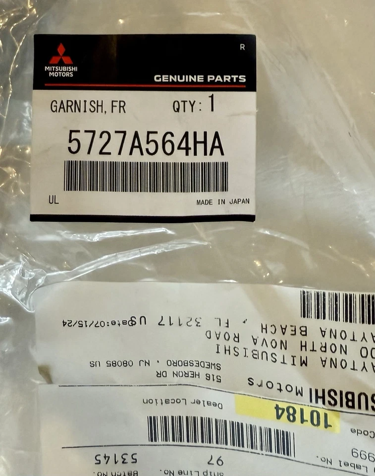 Moldura inferior original Mitsubishi 5727A564HA Foto 2 de 4