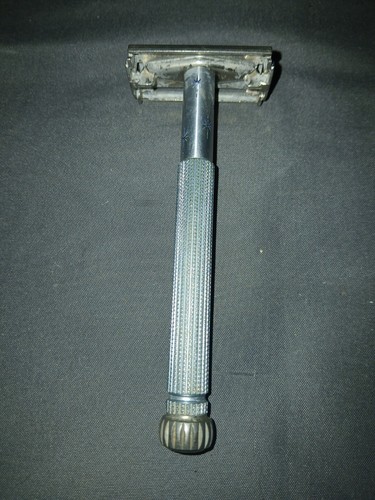 VINTAGE GILLETTE DOUBLE EDGE SAFETY RAZOR - Picture 1 of 2