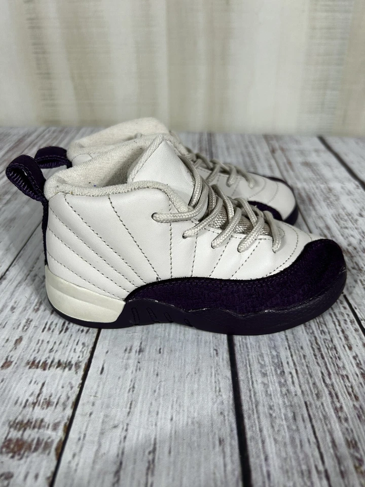 Talla 9C-Air Jordan 12 Retro Desierto Arena Púrpura Talla 9C Niño Buen Estado Foto 3 de 4