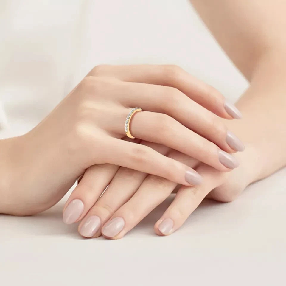 Alianza de boda de media eternidad de diamantes cultivados en laboratorio de 0,40 quilates de oro amarillo de 14 quilates Foto 2 de 4