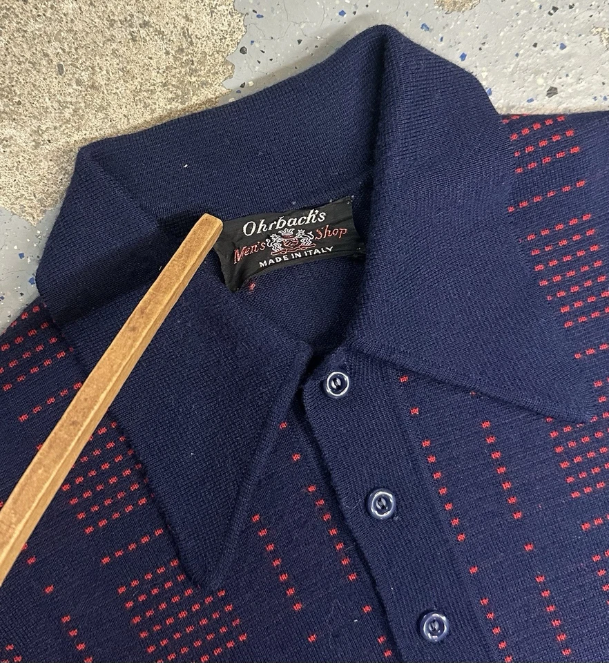 Camisa suéter manga larga con cuello azul marino y rojo tienda de hombre de la década de 1960 Ohrbach Foto 3 de 4