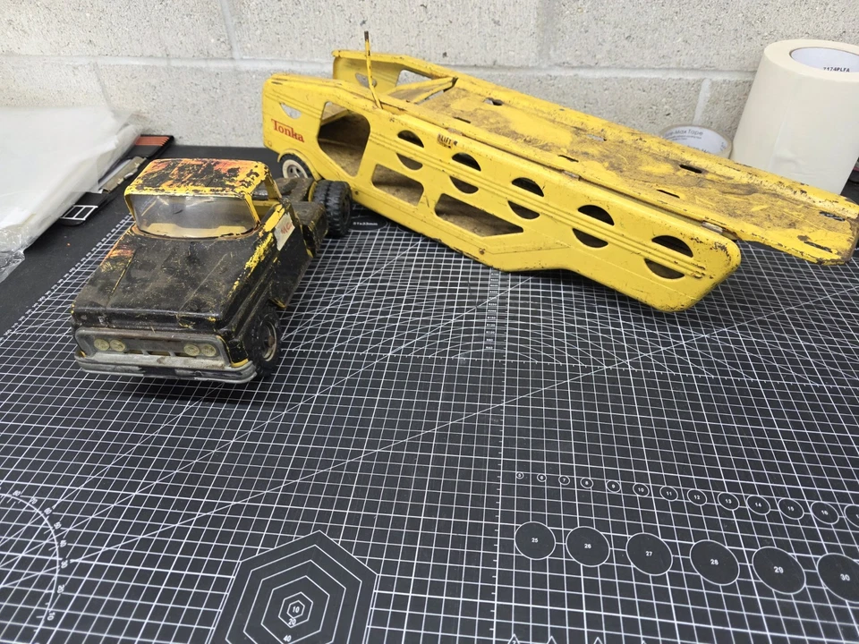 Semirremolque de acero prensado Tonka Motor Transport de colección de los años 60 para transporte de carros tractor Foto 2 de 3