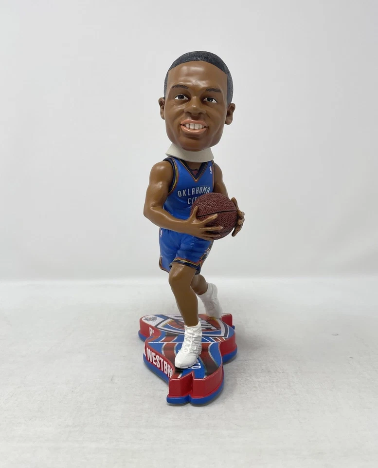 Russell Westbrook OKC Thunder NBA Legends Of “The Court” Bobblehead #35/2.013!!! Foto 3 de 4