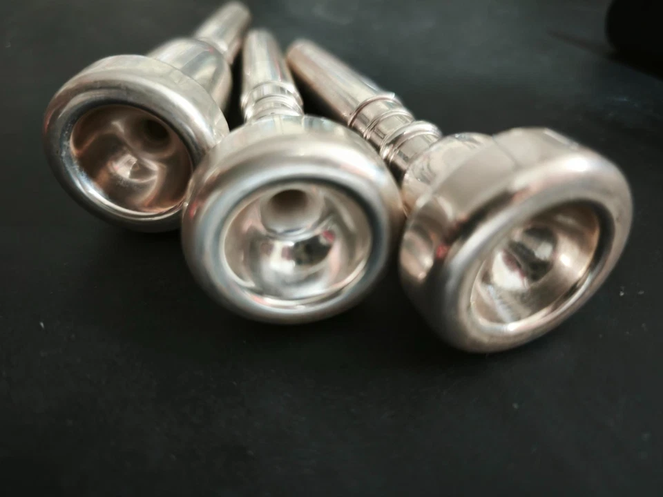 Bocchini tromba Vincent Bach 8 1/2A, 5C, 1-1/2B Megatone + sordina e gadget - Immagine 3 di 4